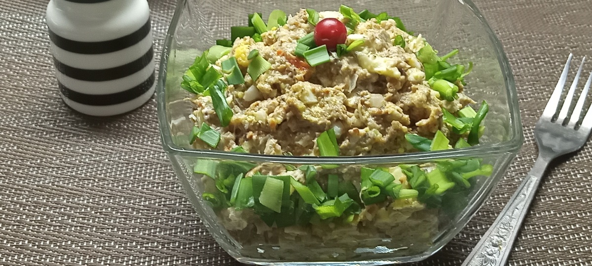 Пикантный яичный салат с грибами и луком для легкой закуски