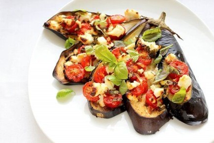Летний вкус: запеченные баклажаны с помидорами и сыром