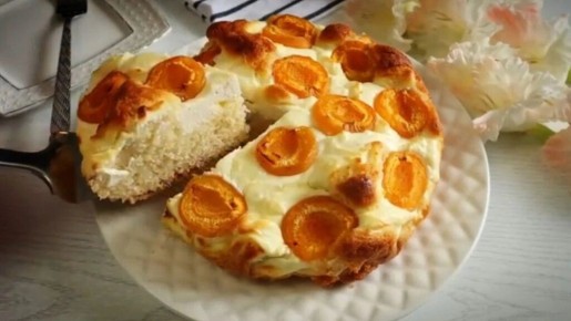 Маленькое чудо в вашей кухне: простой и вкусный творожный пирог с абрикосами