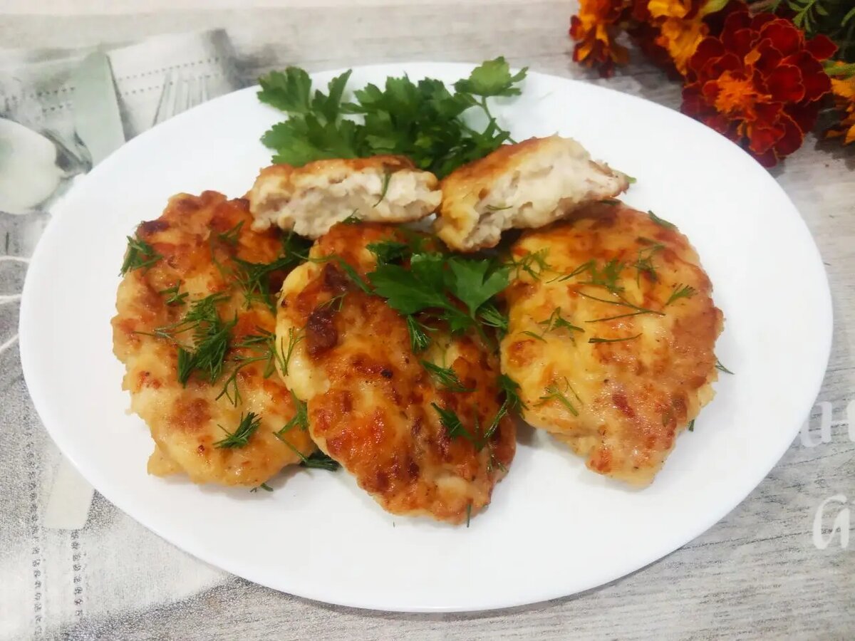 Котлеты из куриного филе с манкой и жареным луком