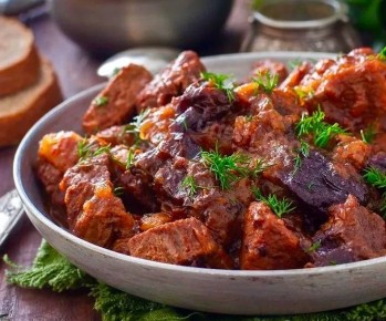 Нежная говядина с черносливом по старомосковским традициям