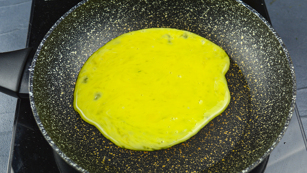 Завтрак в новом свете: яичница с сыром и зеленью для бодрого начала дня