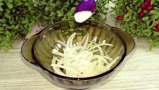 Салат с квашеной капустой: быстрый рецепт для холодного сезона