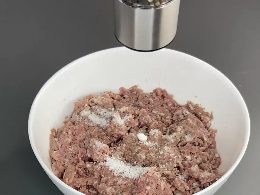 Котлеты «великаны» с сюрпризом: изысканный ужин для всей семьи