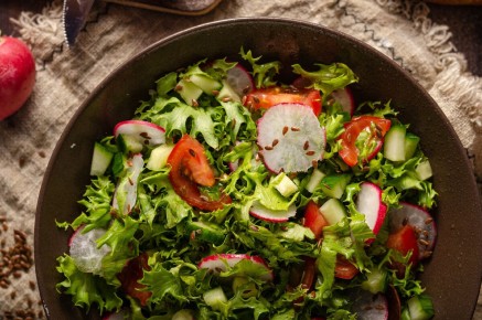 Летний подарок сезона: салат из свежих овощей с оливковым маслом