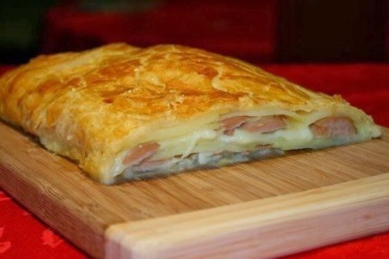 Необычный штрудель с картофелем и сосисками: быстро и вкусно