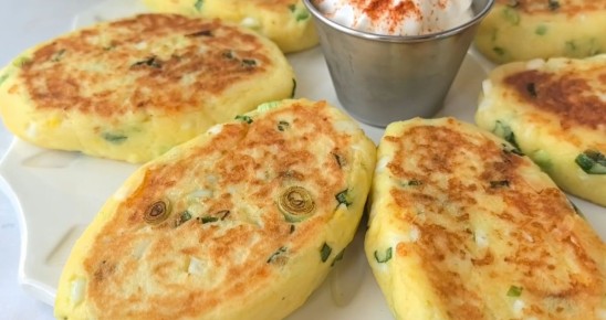 Ленивые пирожки с зеленым луком и сыром: быстро и просто