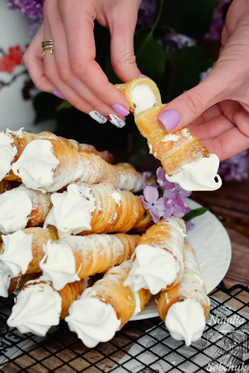 Легкие и хрустящие слоёные трубочки с воздушным белковым кремом