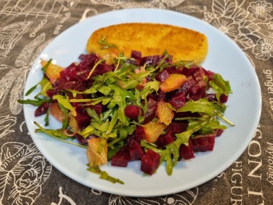 Свекла, апельсин и руккола: взрыв вкусов в одном салате