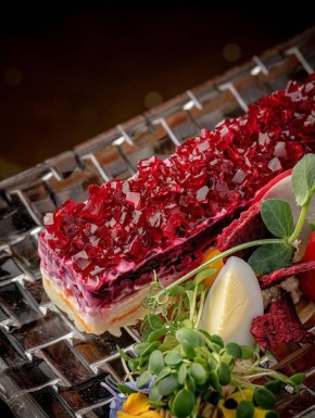 Новая подача известного блюда: селедка под шубой сверху слоем свекольного желе