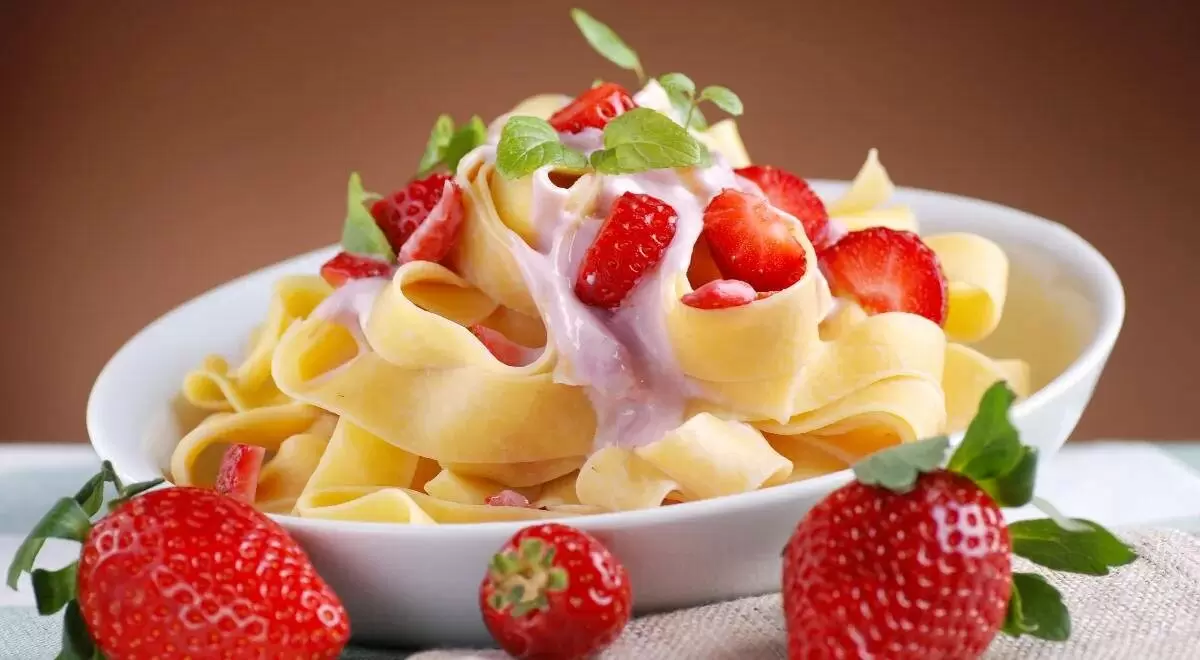 Необычная паста с клубникой и мягким сыром: летний хит, который стоит попробовать