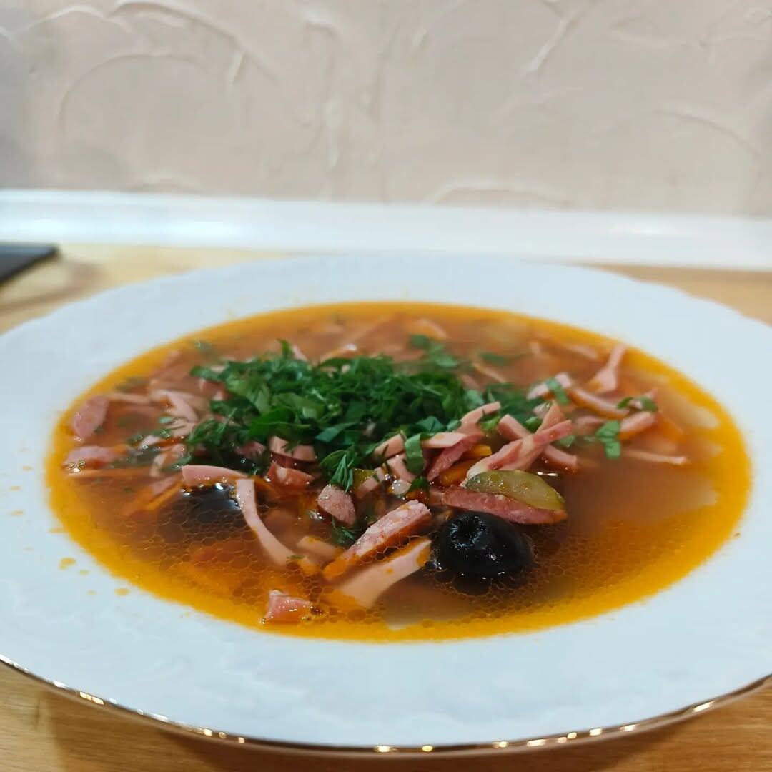 Секрет вкусной солянки: как превратить праздничные остатки в кулинарный шедевр