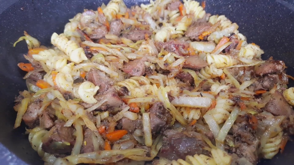 Куриная печень с капустой и макаронами: новый взгляд на классический рецепт