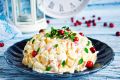 Салат с крабовыми палочками и ананасами: идеальный акцент на вашем праздничном столе