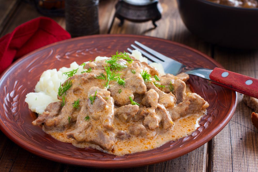 Нежные мясные подливы и соусы: 10 рецептов для идеального гарнира