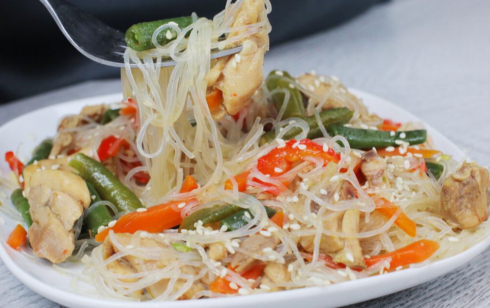 Как сделать фунчозу с курицей и овощами: раскройте секреты азиатской кулинарии
